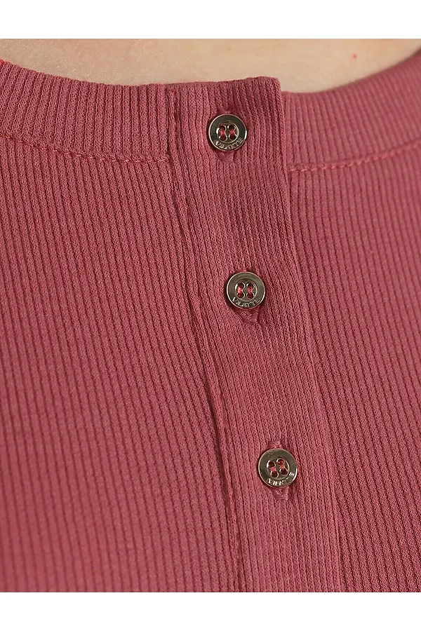 Лонгслив облегающий из фактурного трикотажа в рубчик с круглым вырезом на пуговицах VILATTE, т.коралл - фото 2