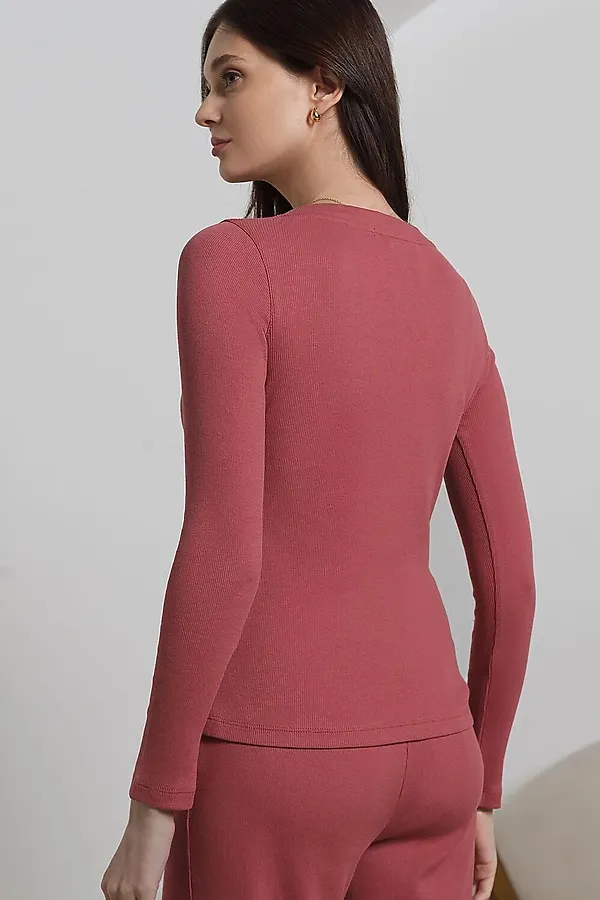 Лонгслив облегающий из фактурного трикотажа в рубчик с круглым вырезом на пуговицах VILATTE, т.коралл - фото 2