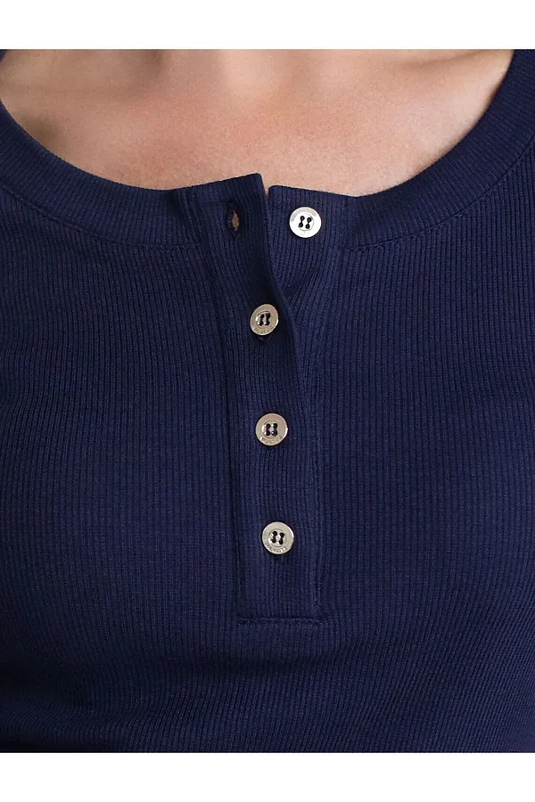 Лонгслив облегающий из фактурного трикотажа в рубчик с круглым вырезом на пуговицах VILATTE, т.синий - фото 2