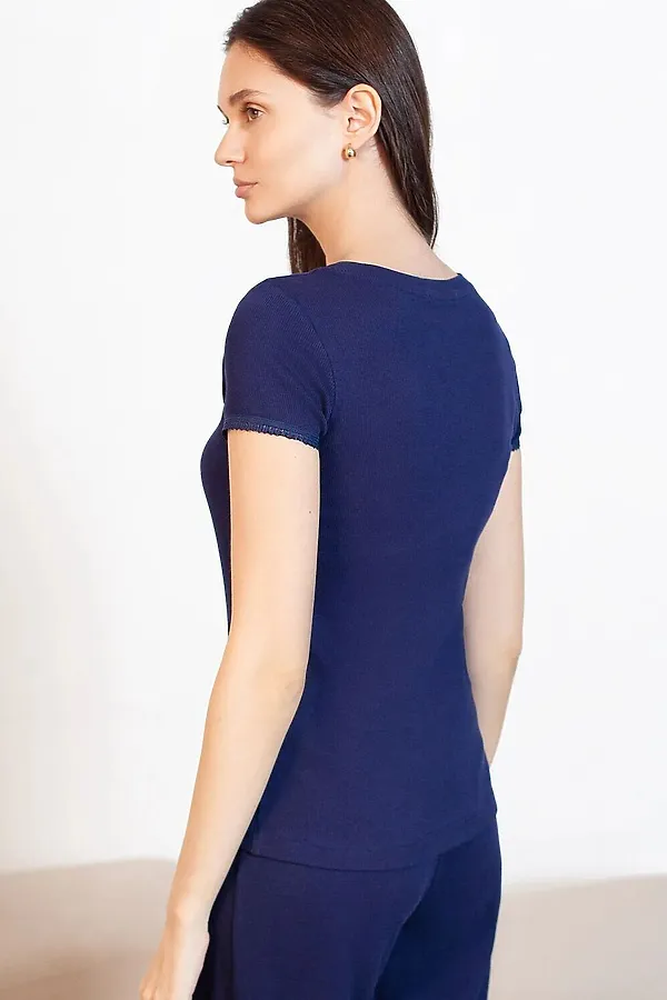 Футболка с круглым вырезом из фактурного трикотажа в рубчик VILATTE, т.синий - фото 2