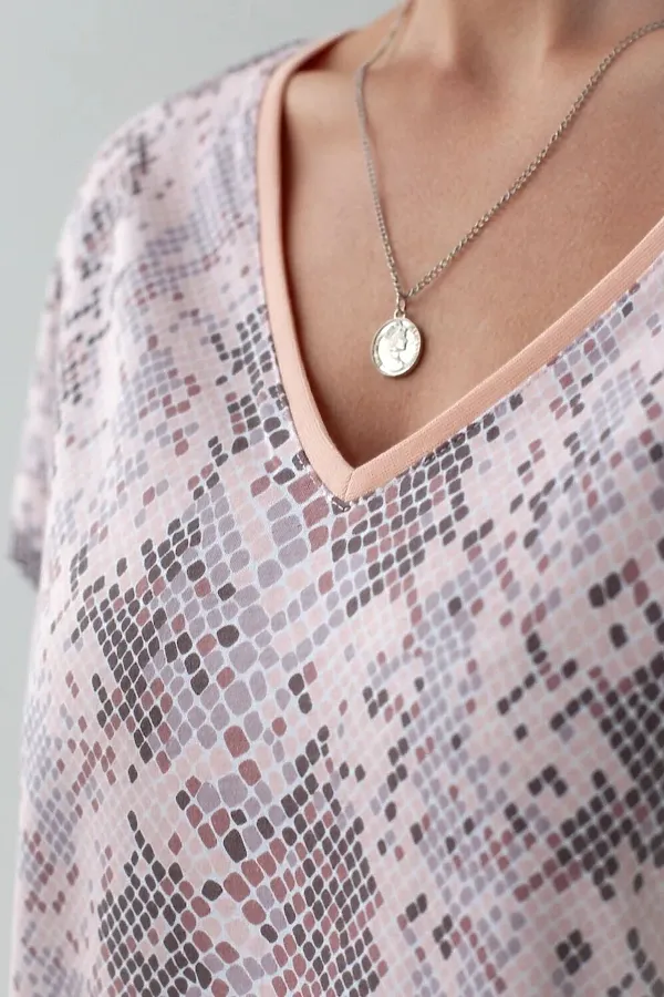 Свободная футболка с V-вырезом и цельнокроеным рукавом из 100% хлопка с принтом VILATTE, кофейно-пудровый питон - фото 2