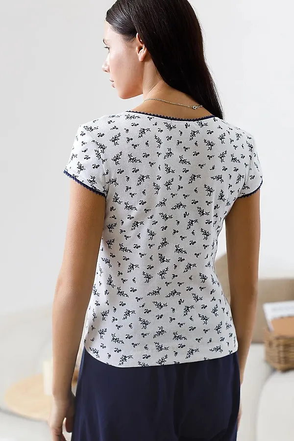 Футболка с фигурным вырезом каре из эластичного трикотажа кашкорсе VILATTE, белый-т.синий цветы - фото 2