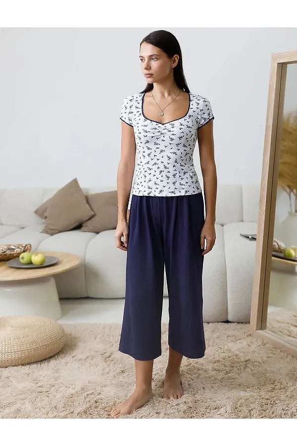 Футболка с фигурным вырезом каре из эластичного трикотажа кашкорсе VILATTE, белый-т.синий цветы - фото 2