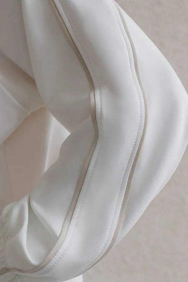 Свободный бомбер с лампасами на молнии из петельчатого футера двухнитки с эластаном VILATTE, белый - фото 2