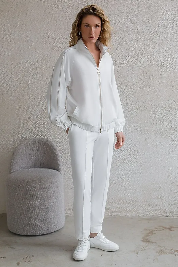 Свободный бомбер с лампасами на молнии из петельчатого футера двухнитки с эластаном VILATTE, белый - фото 2