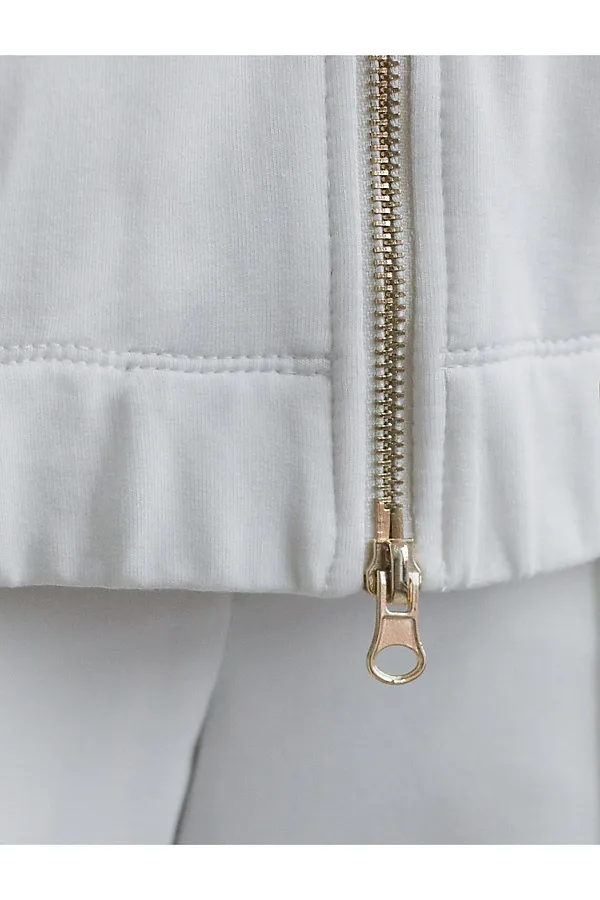 Свободный бомбер с лампасами на молнии из петельчатого футера двухнитки с эластаном VILATTE, белый - фото 2