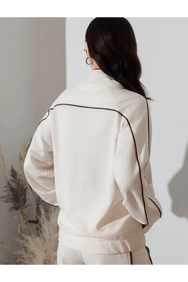 Свободный бомбер с лампасами на молнии из петельчатого футера двухнитки с эластаном VILATTE, овсяный меланж - фото 2