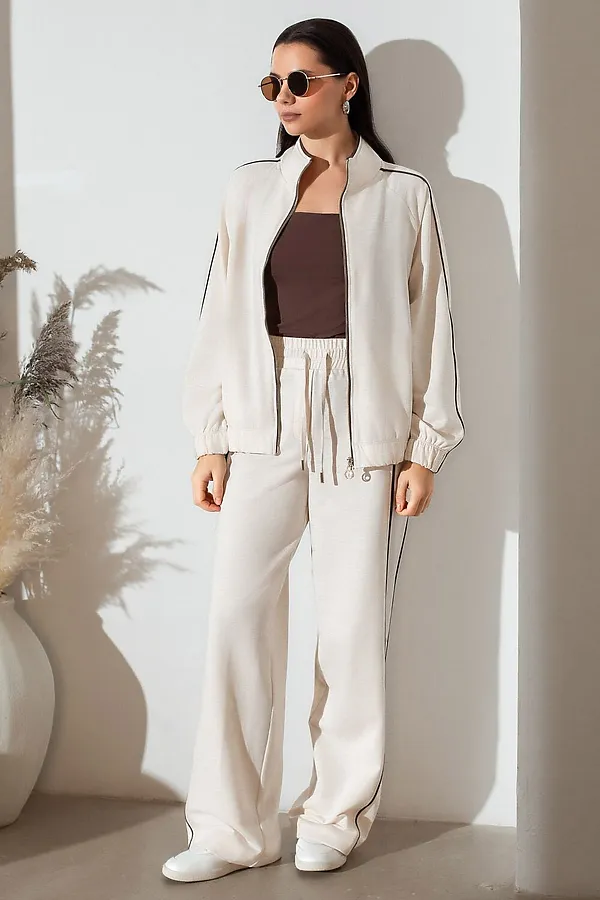 Свободный бомбер с лампасами на молнии из петельчатого футера двухнитки с эластаном VILATTE, овсяный меланж - фото 2