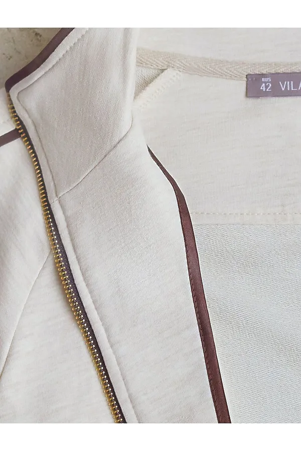 Свободный бомбер с лампасами на молнии из петельчатого футера двухнитки с эластаном VILATTE, овсяный меланж - фото 2