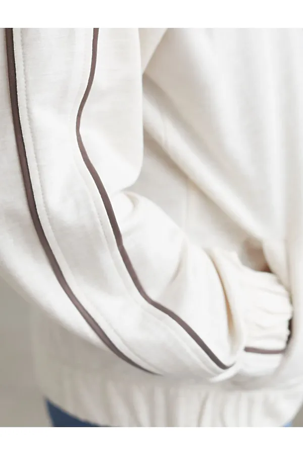 Свободный бомбер с лампасами на молнии из петельчатого футера двухнитки с эластаном VILATTE, овсяный меланж - фото 2