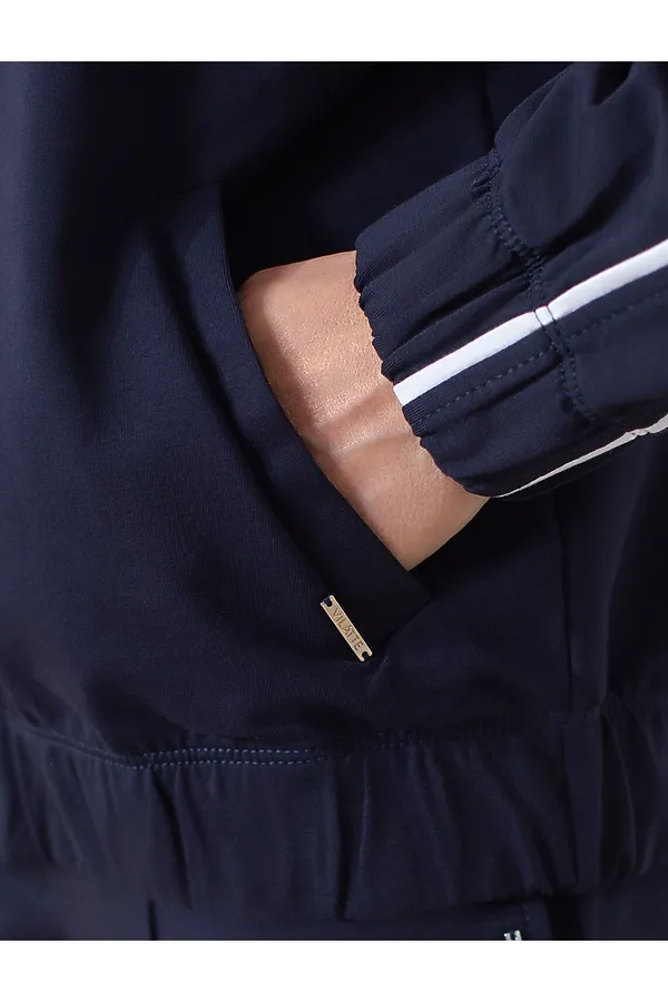 Свободный бомбер с лампасами на молнии из петельчатого футера двухнитки с эластаном VILATTE, т.синий - фото 2