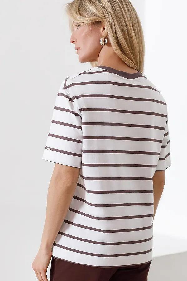 Свободная футболка в широкую полоску с принтом из премиального хлопка с эластаном VILATTE, белый-кофе_цветок - фото 2