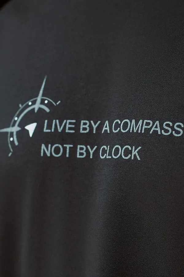 Футболка базовая полуприлегающая из премиального хлопка с принтом VILATTE, черный_компас - фото 2