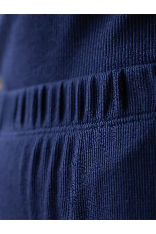 Укороченные брюки с поясом на резинке из фактурного трикотажа в рубчик с вышивкой VILATTE, т.синий - фото 2