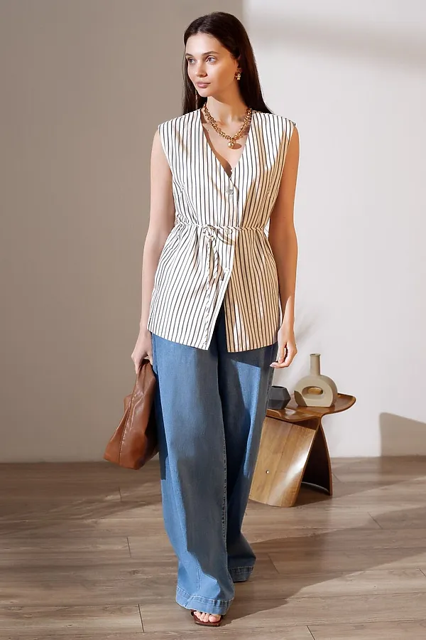 Удлиненный костюмный жилет в полоску с поясом из легкого хлопкового поплина VILATTE, молочный-синий - фото 2