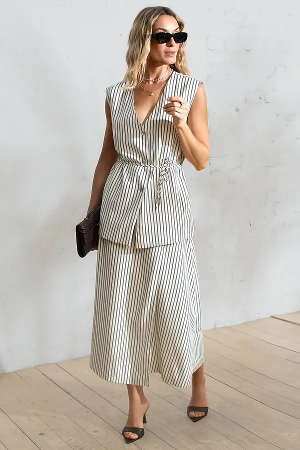 Удлиненный костюмный жилет в полоску с поясом из легкого хлопкового поплина VILATTE, молочный-синий - фото 2