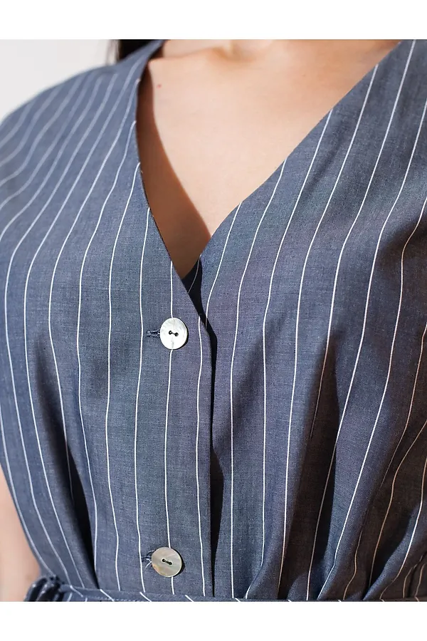 Удлиненный костюмный жилет в полоску с поясом из легкого хлопкового поплина VILATTE, серо-синий - фото 2