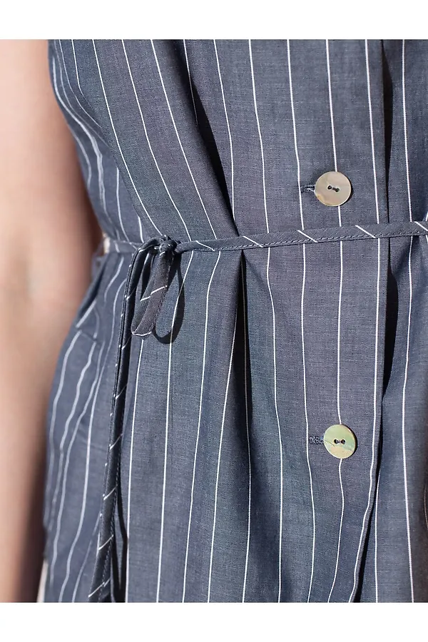Удлиненный костюмный жилет в полоску с поясом из легкого хлопкового поплина VILATTE, серо-синий - фото 2