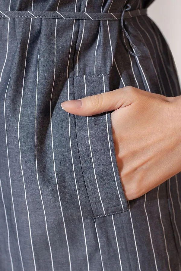 Удлиненный костюмный жилет в полоску с поясом из легкого хлопкового поплина VILATTE, серо-синий - фото 2