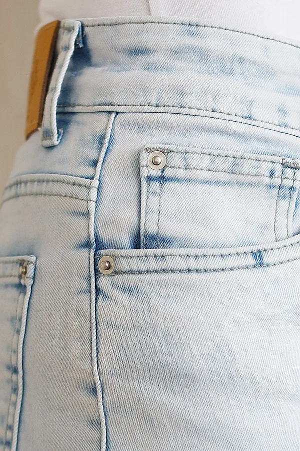 Джинсы трубы c декоративной стиркой из эластичного плотного денима VILATTE, светло-голубой - фото 2