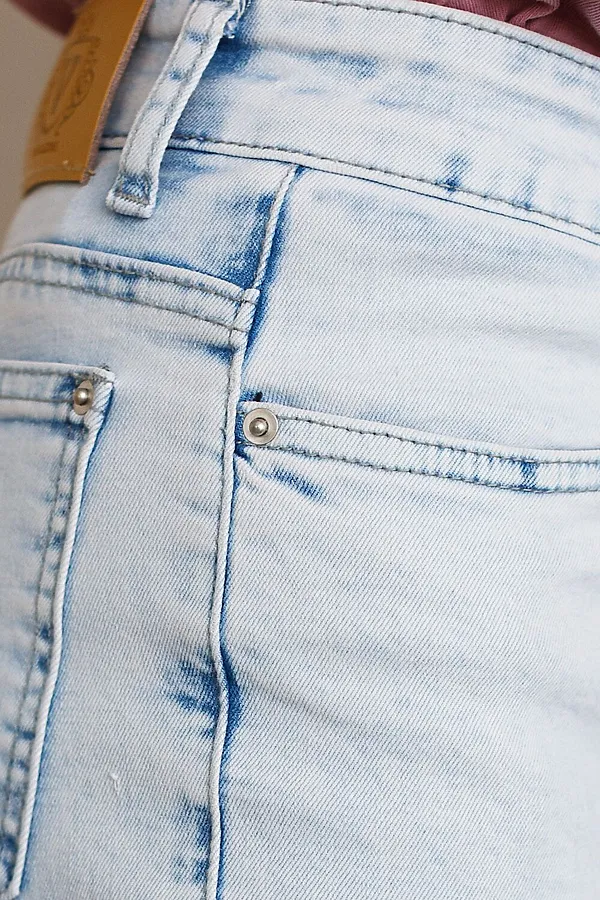 Укороченные джинсы c декоративной стиркой из эластичного плотного денима VILATTE, светло-голубой - фото 2