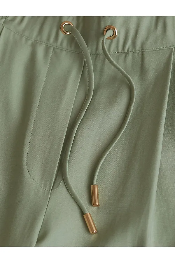 Брюки бананы с поясом на резинке из плотного лиоцелла VILATTE, зеленый чай - фото 2