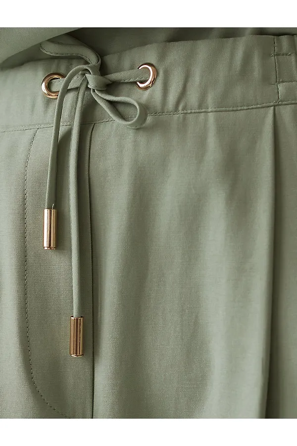 Брюки бананы с поясом на резинке из плотного лиоцелла VILATTE, зеленый чай - фото 2