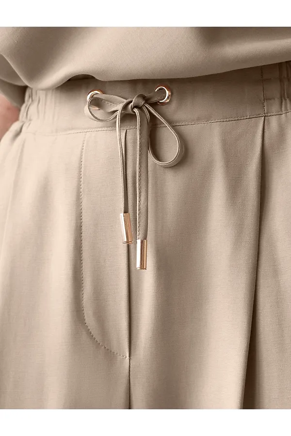 Брюки бананы с поясом на резинке из плотного лиоцелла VILATTE, светло-бежевый - фото 2