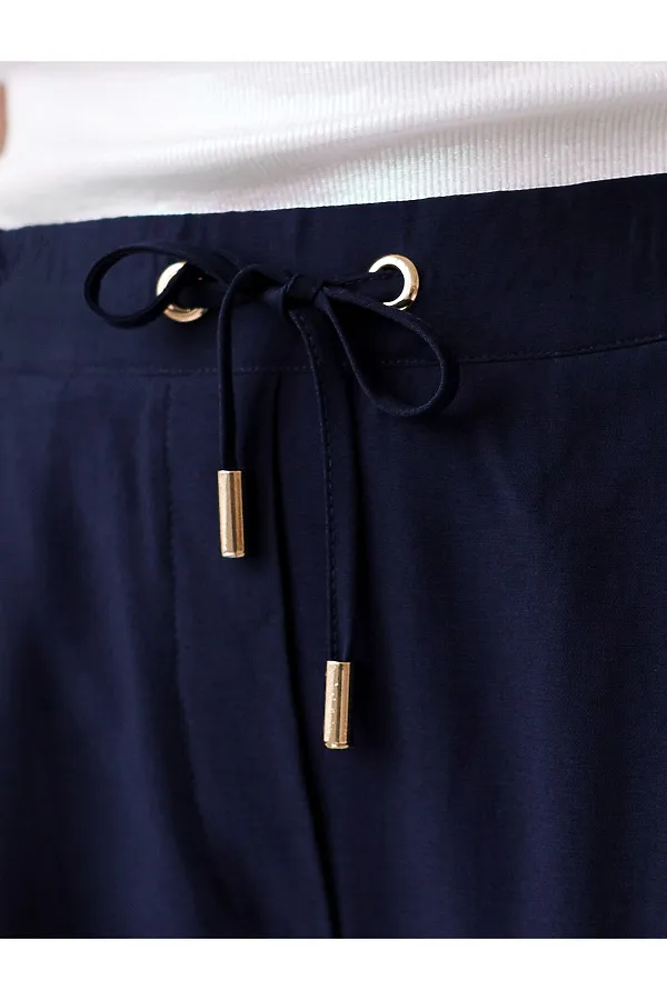 Брюки бананы с поясом на резинке из плотного лиоцелла VILATTE, темно-синий - фото 2