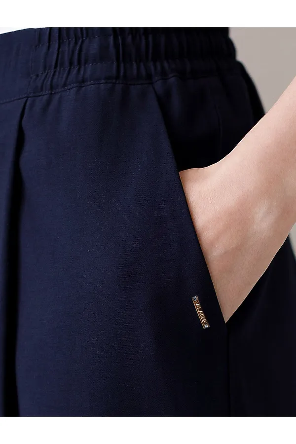 Брюки бананы с поясом на резинке из плотного лиоцелла VILATTE, темно-синий - фото 2