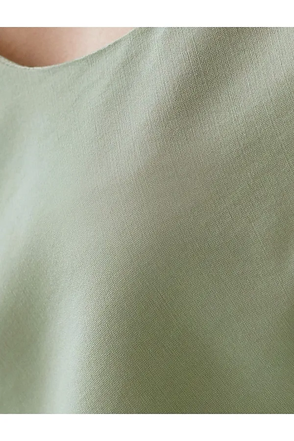 Блузка с U вырезом скроенная по косой из плотного лиоцелла VILATTE, зеленый чай - фото 2