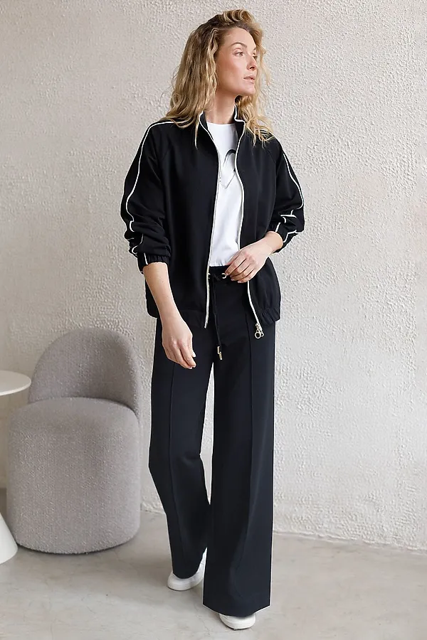 Свободный бомбер с лампасами на молнии из петельчатого футера двухнитки с эластаном VILATTE, черный - фото 2