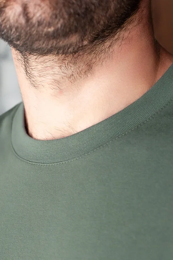 Футболка полуприлегающего кроя с принтом из премиального хлопка VILATTE, оливковый_outdoors - фото 2