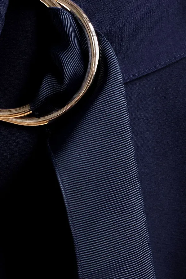 Платье-рубашка А-силуэта с поясом и карманами из плотного лиоцелла VILATTE, темно-синий - фото 2