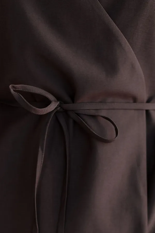 Жилет на запАх с поясом из плотного лиоцелла VILATTE, кофейный - фото 2