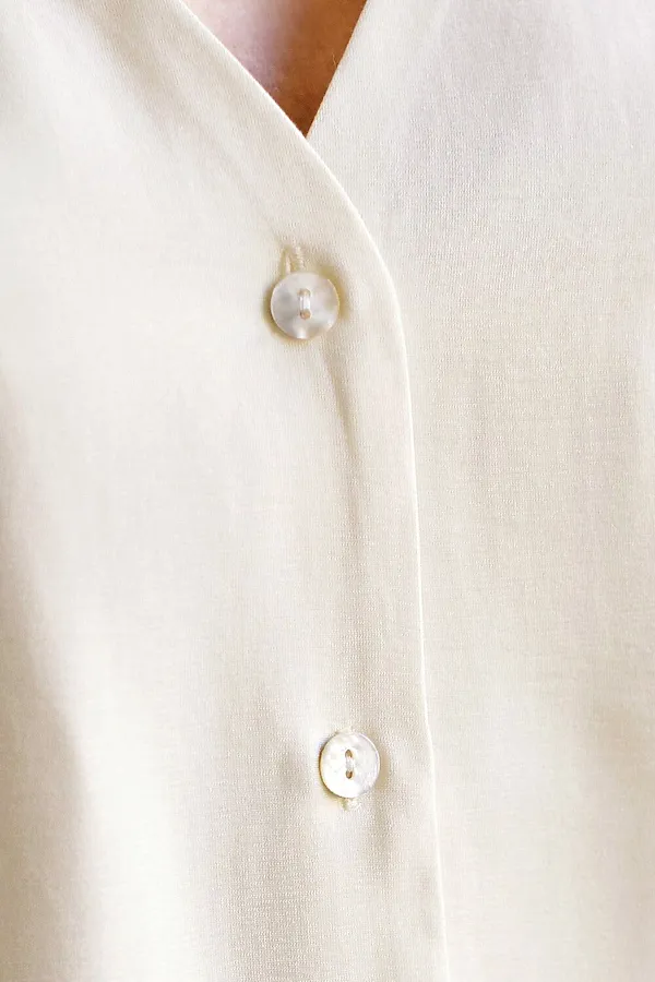 Укороченная блузка с V вырезом из плотного лиоцелла VILATTE, натуральный белый - фото 2