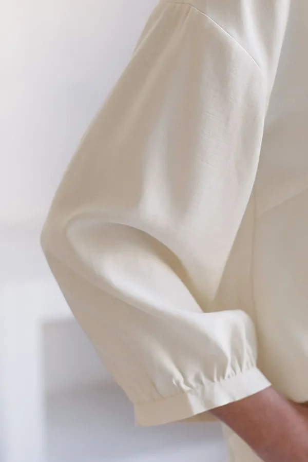 Укороченная блузка с V вырезом из плотного лиоцелла VILATTE, натуральный белый - фото 2