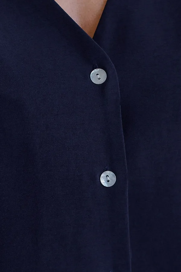 Укороченная блузка с V вырезом из плотного лиоцелла VILATTE, темно-синий - фото 2