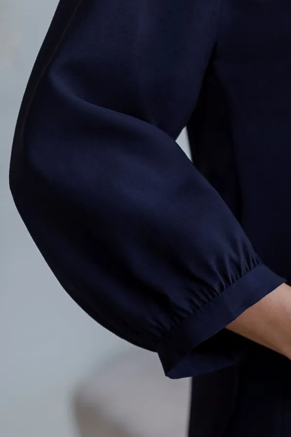 Укороченная блузка с V вырезом из плотного лиоцелла VILATTE, темно-синий - фото 2