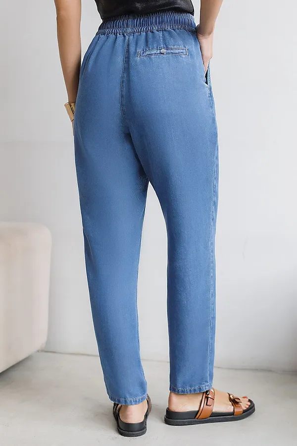 Брюки бананы с поясом на резинке из джинсового лиоцелла VILATTE, светло-синий - фото 2
