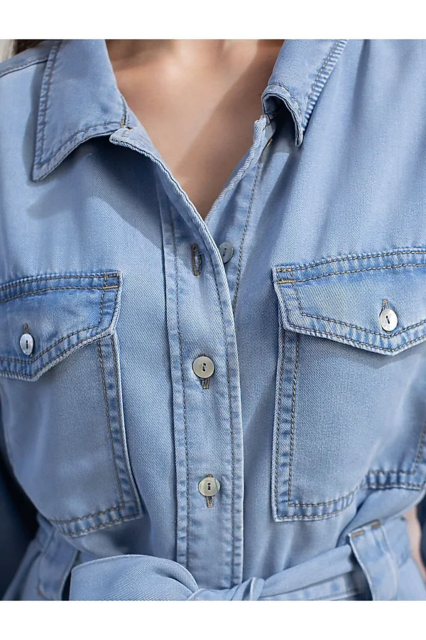 Удлиненная блузка с поясом и карманами из джинсового лиоцелла VILATTE, светло-голубой - фото 2