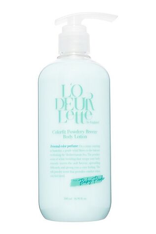 KRISTALLER LODEURLETTE Парфюмированный лосьон для тела c ароматом детской присыпки / In England Colorfit Powdery Breeze Body Lotion, 500 мл #1110718