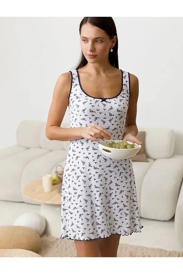 Сарафан на широких лямках с вырезом из эластичного трикотажа кашкорсе VILATTE, белый-т.синий цветы - фото 1