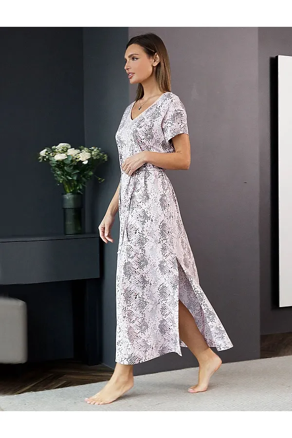 Платье свободное с V-вырезом из 100% хлопка с поясом и разрезом VILATTE, кофейно-пудровый питон - фото 1