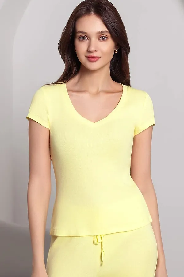 Футболка с V вырезом из фактурного трикотажа в рубчик VILATTE, лимонный - фото 1