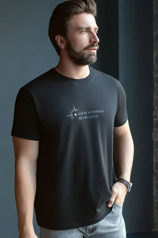 Футболка базовая полуприлегающая из премиального хлопка с принтом VILATTE, черный_компас - фото 1