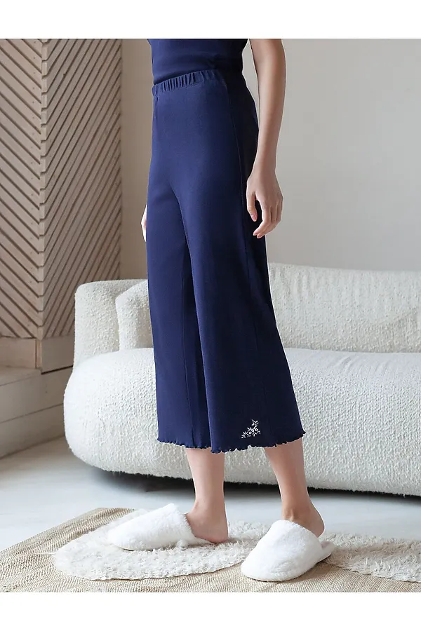 Укороченные брюки с поясом на резинке из фактурного трикотажа в рубчик с вышивкой VILATTE, т.синий - фото 1