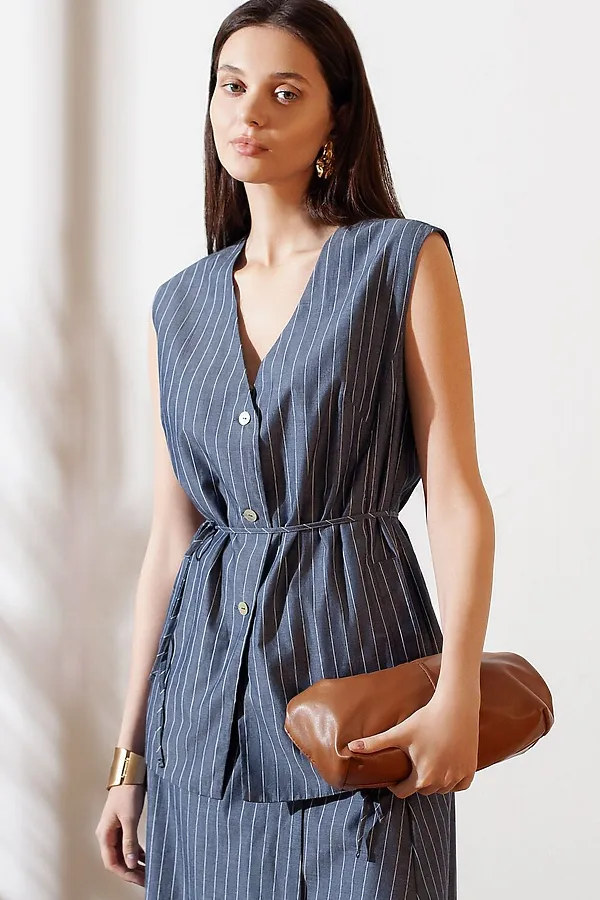 Удлиненный костюмный жилет в полоску с поясом из легкого хлопкового поплина VILATTE, серо-синий - фото 1