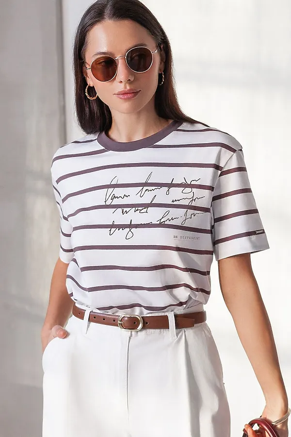 Свободная футболка в широкую полоску с принтом из премиального хлопка с эластаном VILATTE, белый-кофе_be different - фото 1