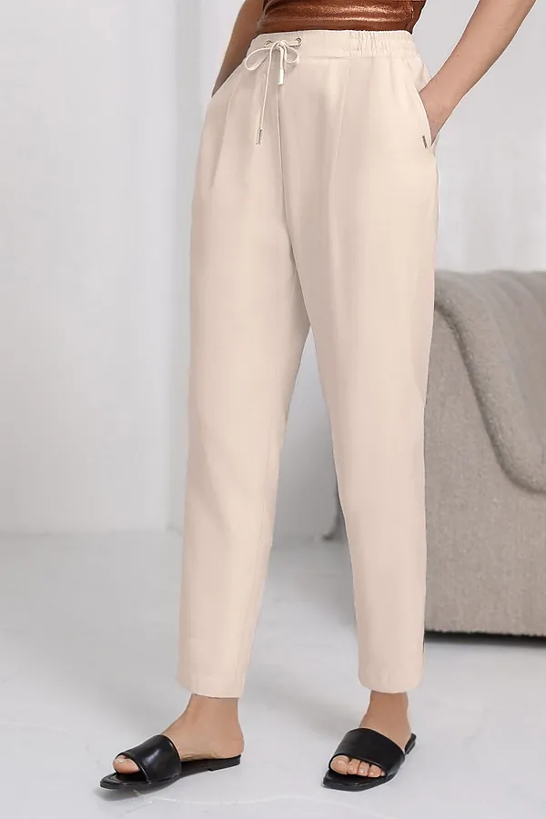 Брюки бананы с поясом на резинке из плотного лиоцелла VILATTE, кокосово-молочный - фото 1